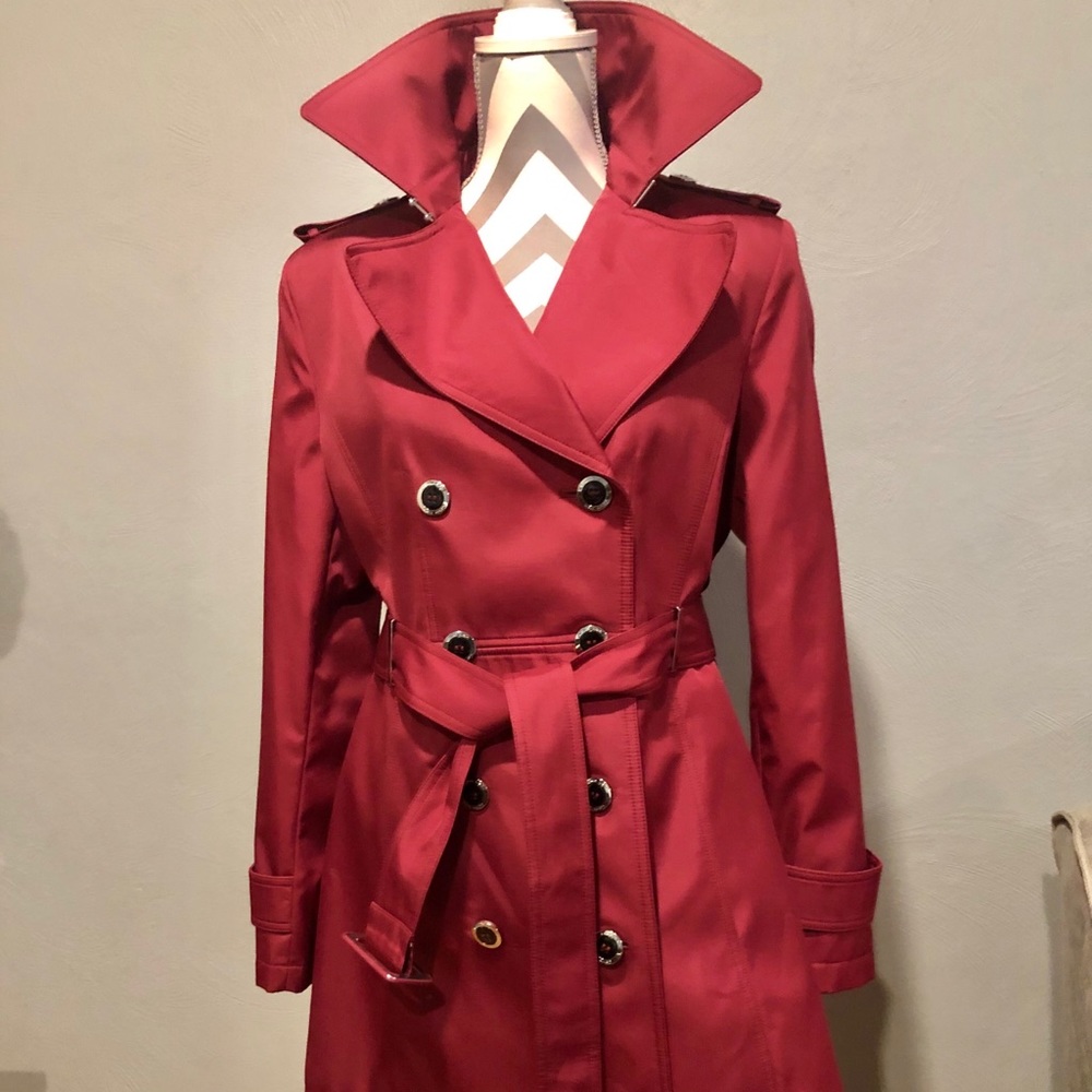 Chic Calvin Klein button up jacket w/ belt